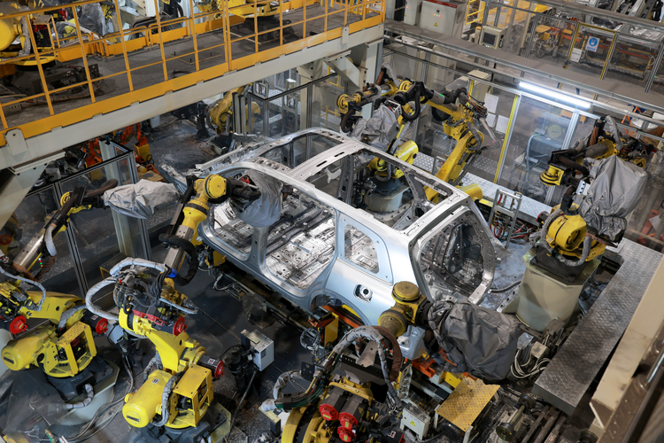 岚图泰山车主探秘智慧工厂，见证中国智造豪华底气