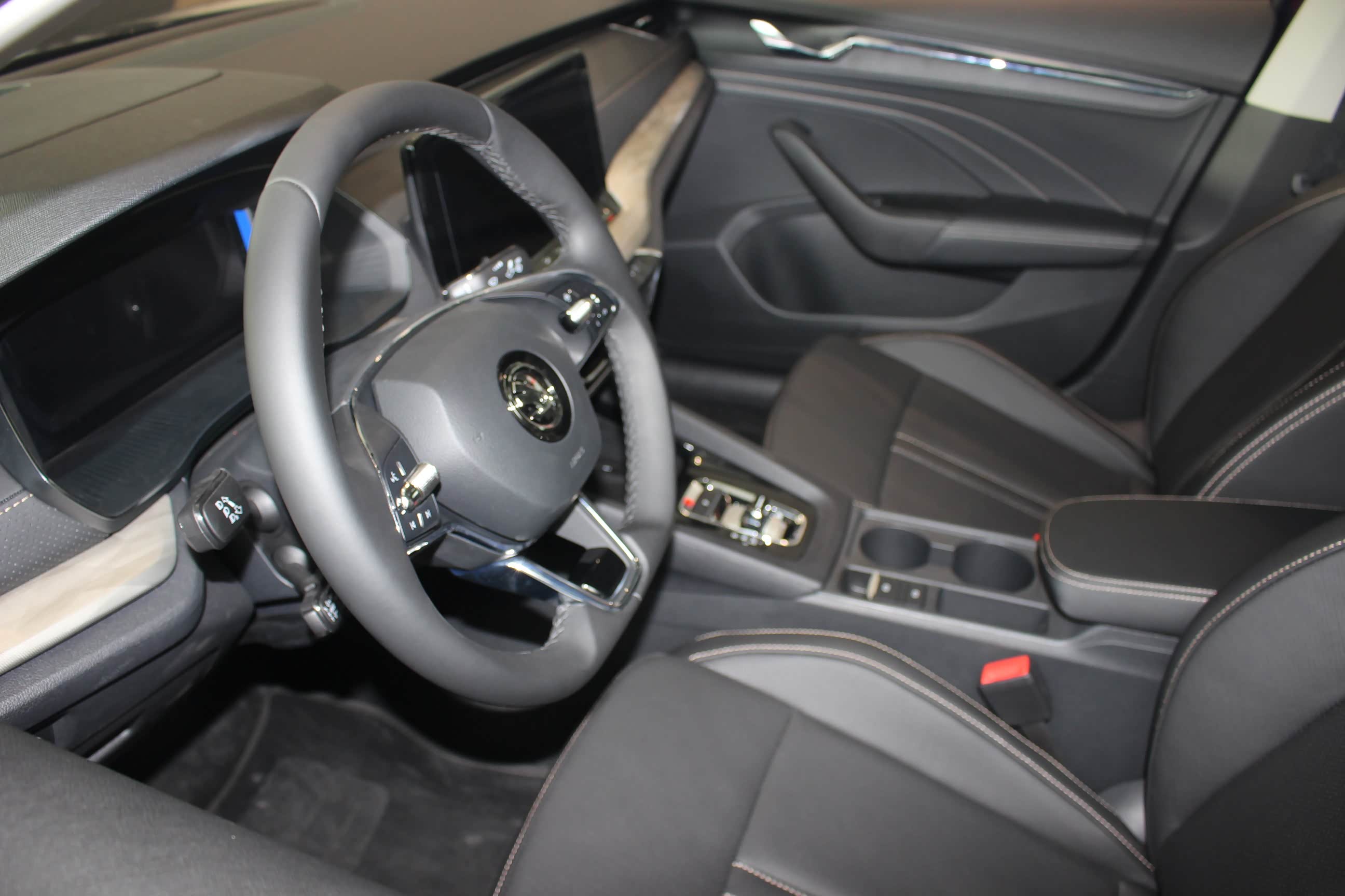 2021款斯柯达明锐pro到店实拍紫色很前卫内饰用料高级