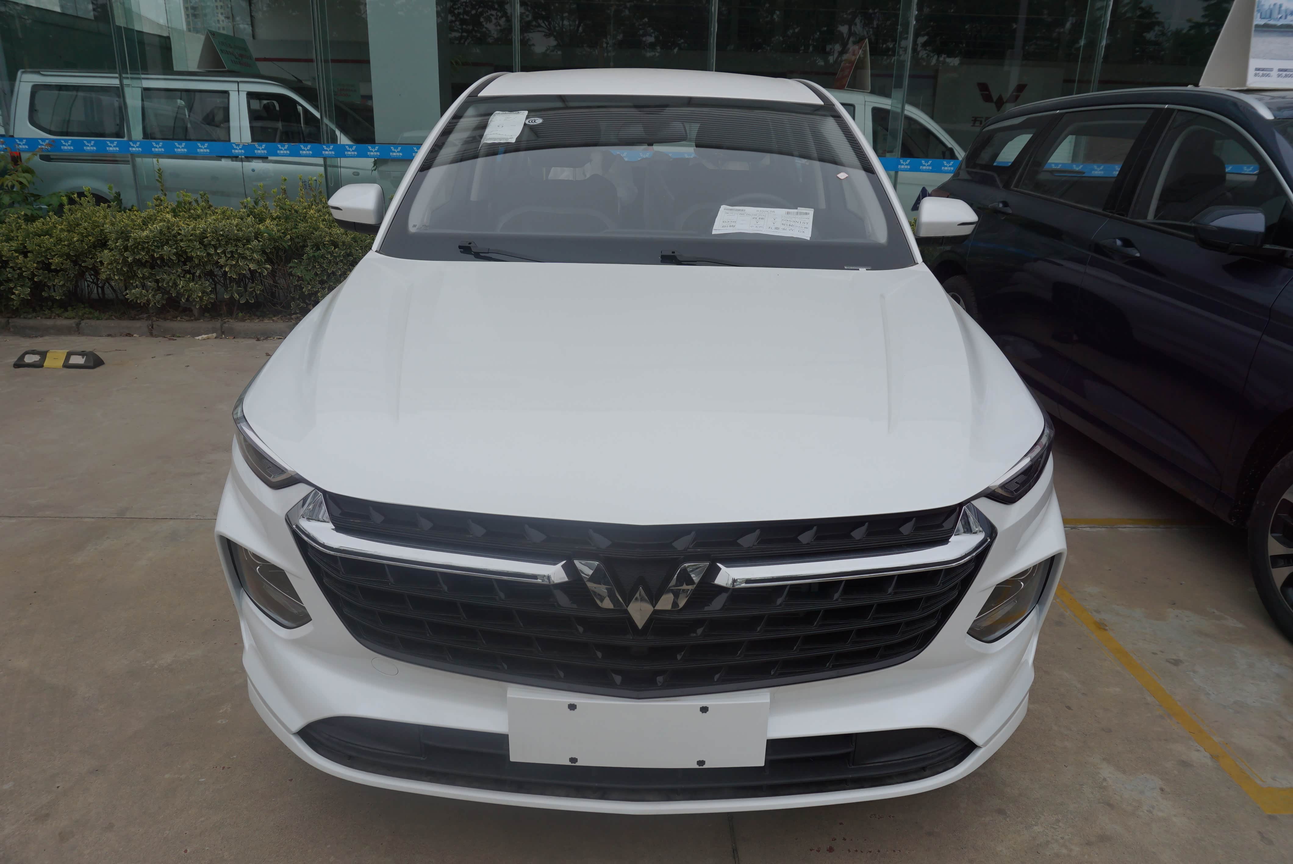 2020款五菱凯捷到店,白色涂装简洁大方,乘坐感受舒适,配1.5t