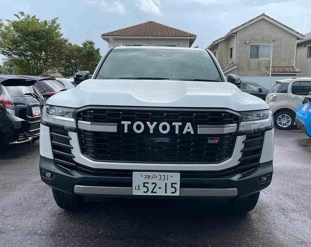 霸气的"代名词"!全新丰田兰德酷路泽gr sport街拍 ,颇显复古