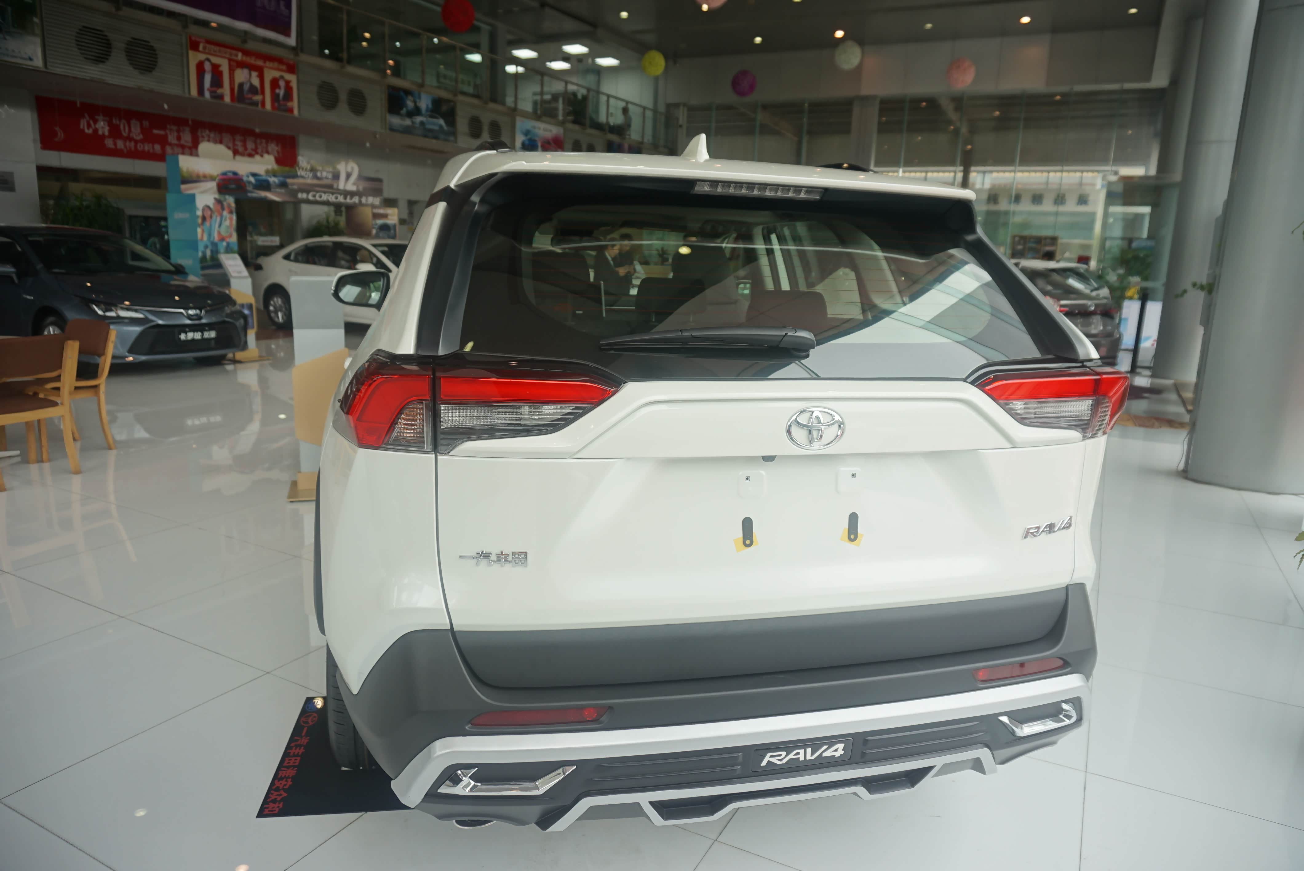 探店2021款丰田rav4荣放,外观硬派,动力输出流畅,价格降了!