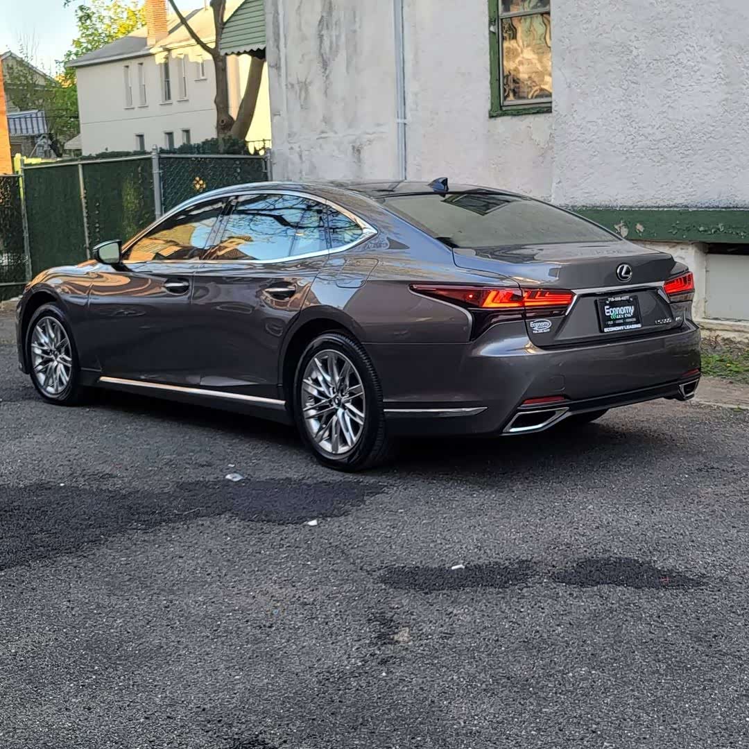 对标奥迪a8l 气场的表现很强 新款雷克萨斯ls街拍