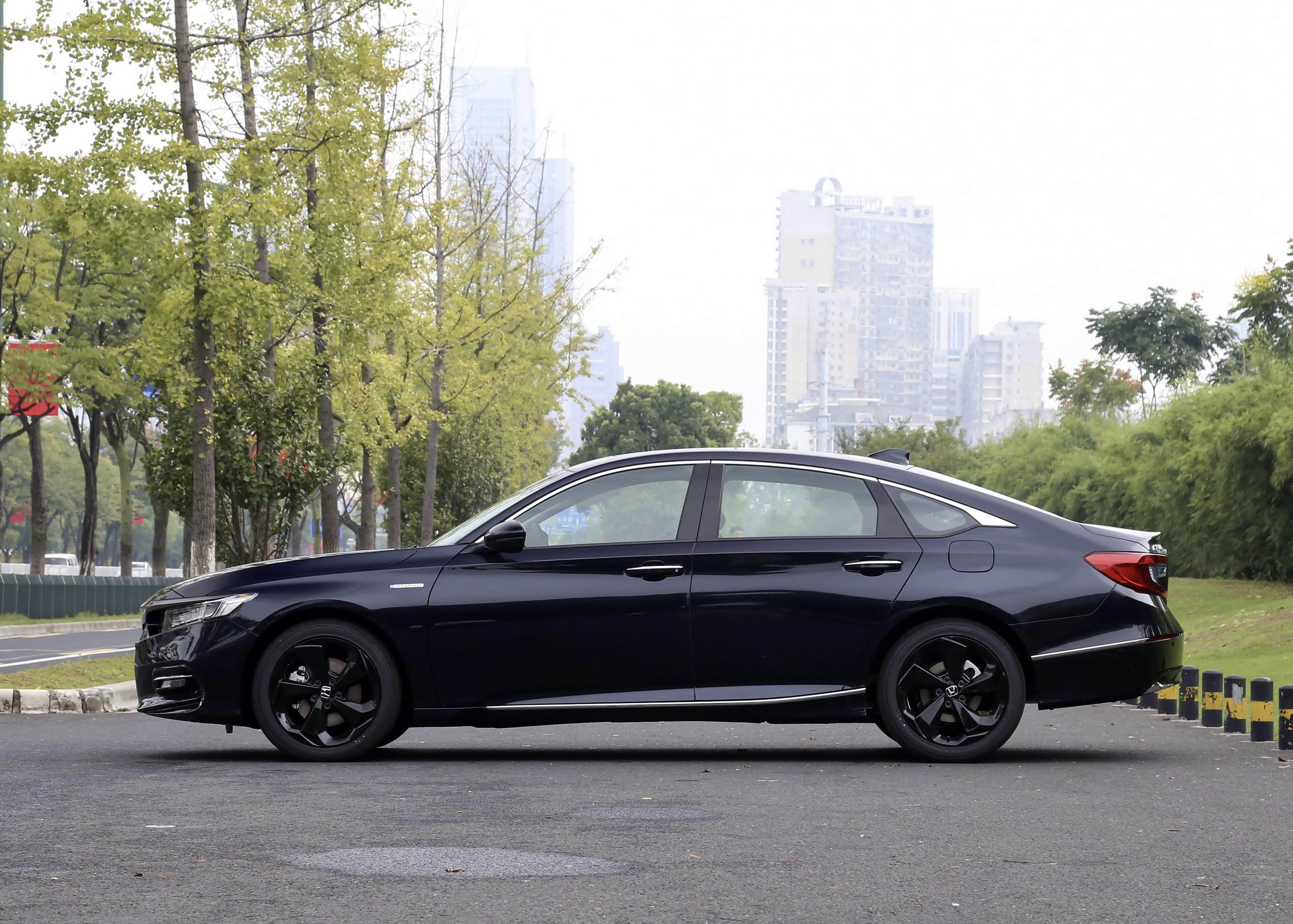 2021款本田雅阁登场!新车比迈腾还漂亮,油耗4.4l加92油,面子足