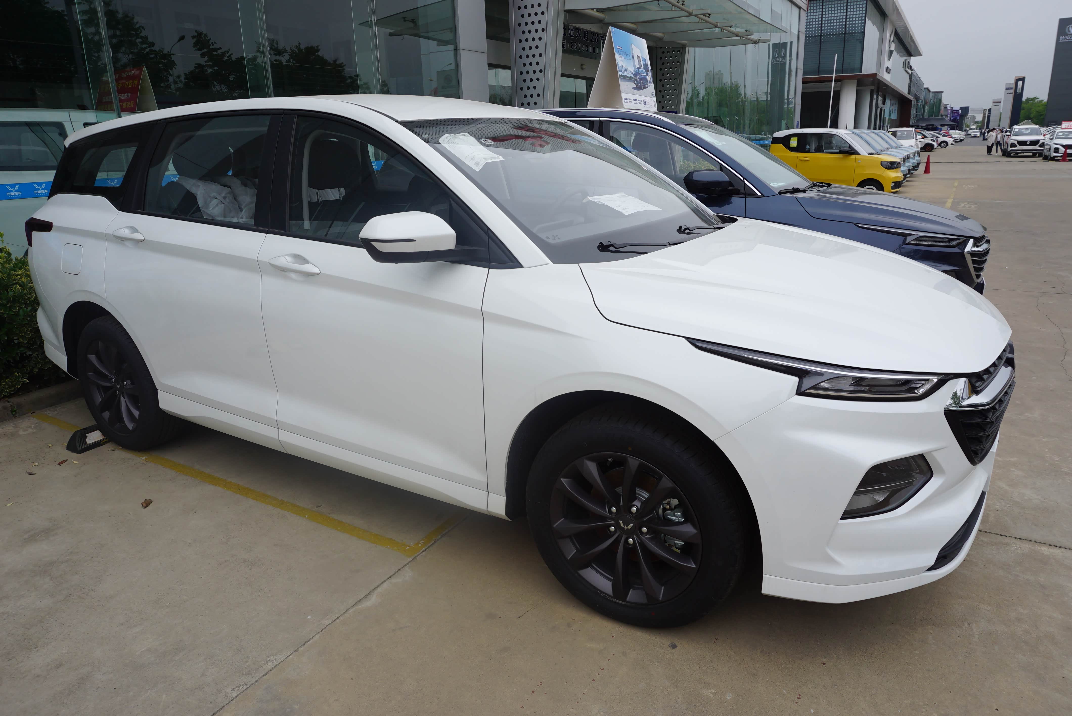 2020款五菱凯捷到店,白色涂装简洁大方,乘坐感受舒适,配1.5t