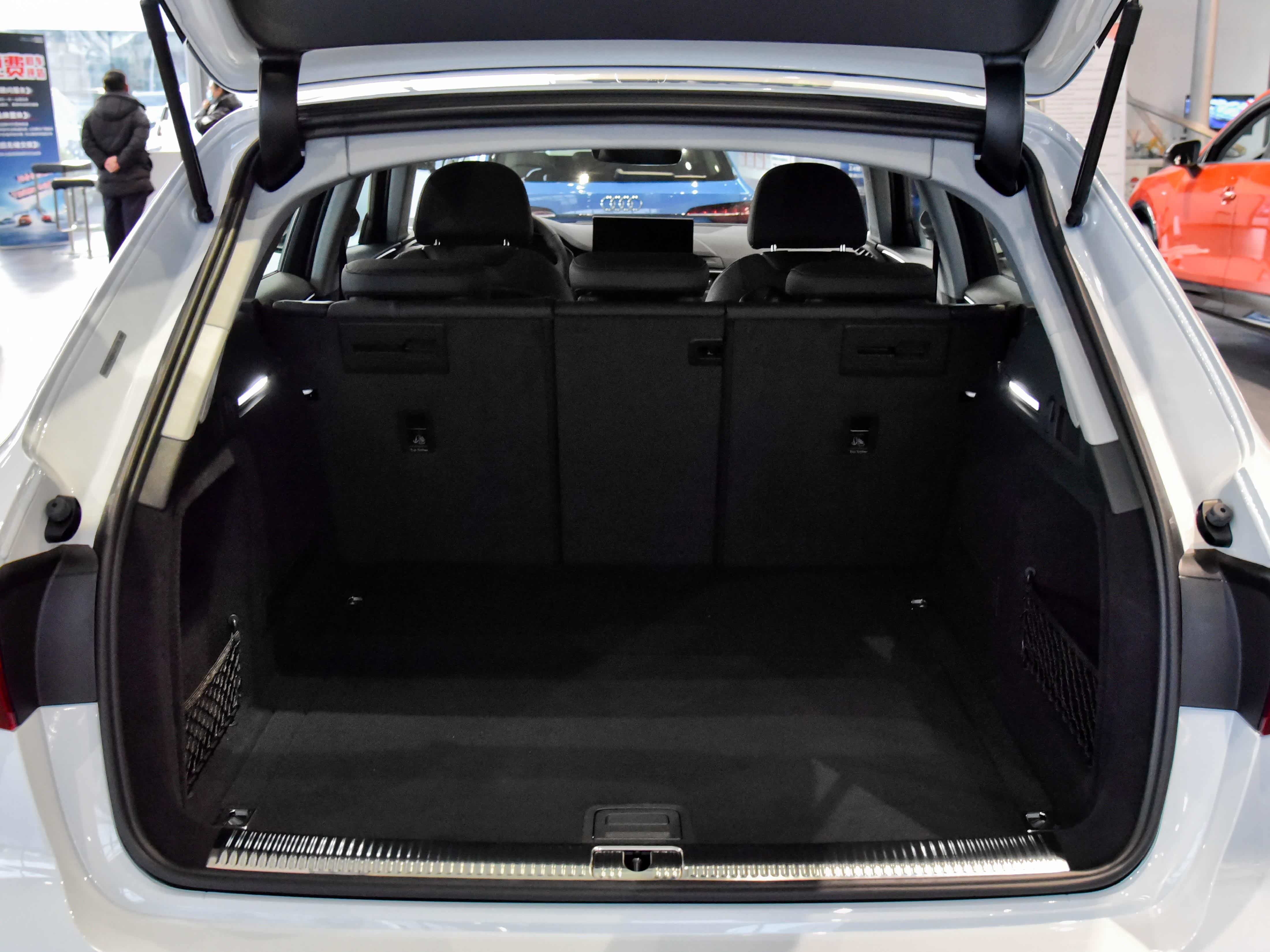 奥迪a4(进口)后备厢空间表现不错,且可以通过放倒后排座椅扩展空间