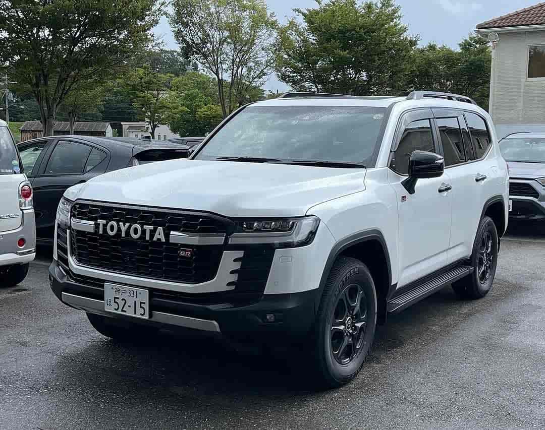 霸气的"代名词"!全新丰田兰德酷路泽gr sport街拍 ,颇显复古