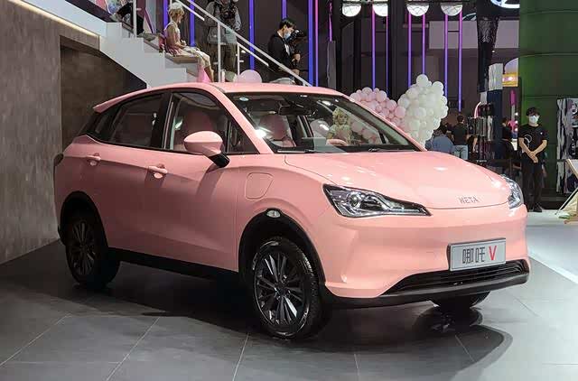 便宜又好看的女性代步车,实拍哪吒v魔女版,售7.29万