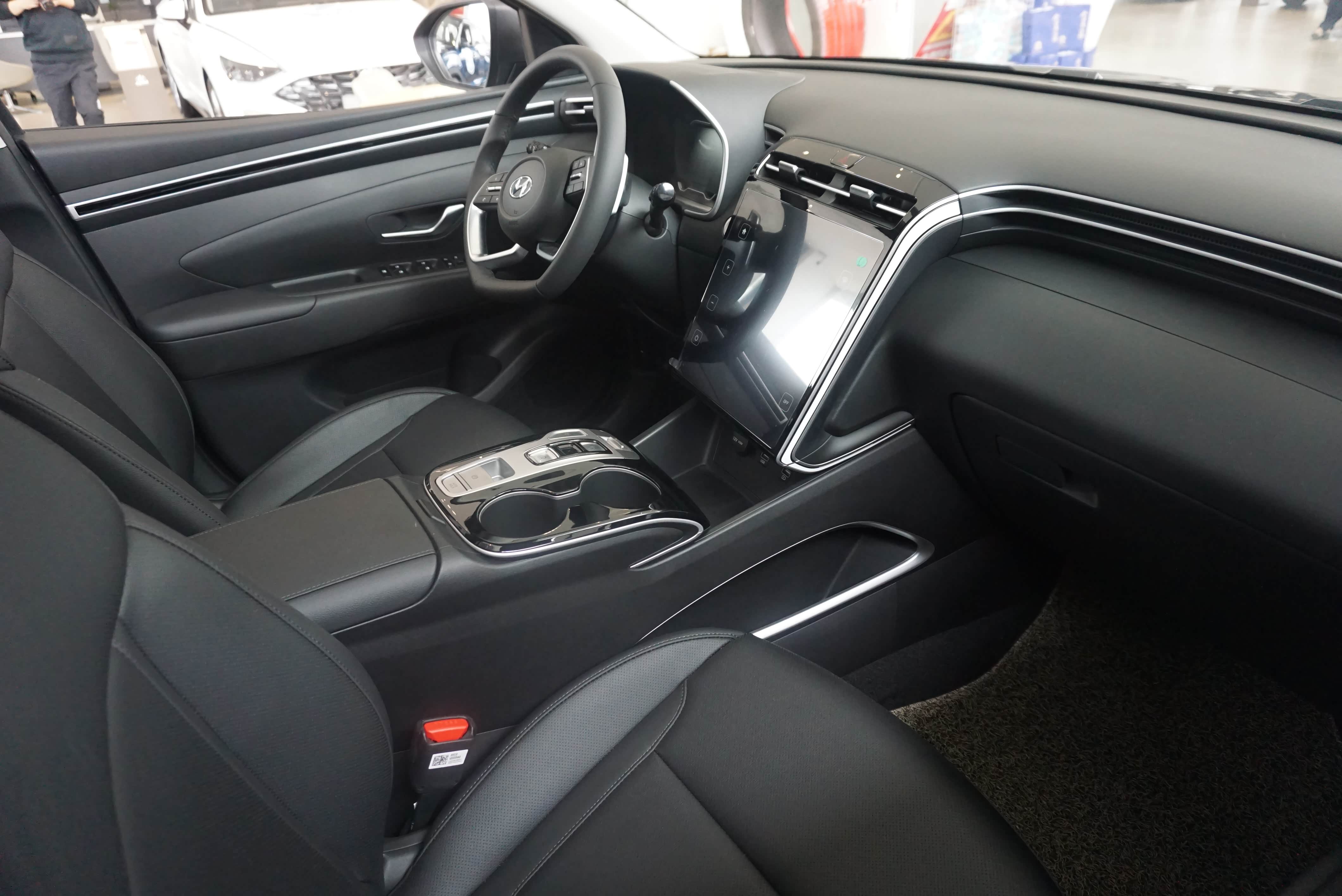 2021款现代途胜l现身,烈焰红很少见,外观高级,1.5t动力充沛!