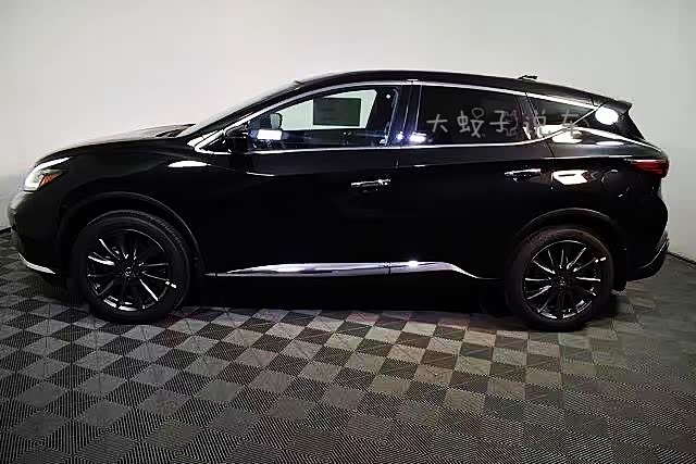 新款日产楼兰,黑色车漆涂装,运动感很强烈,美版