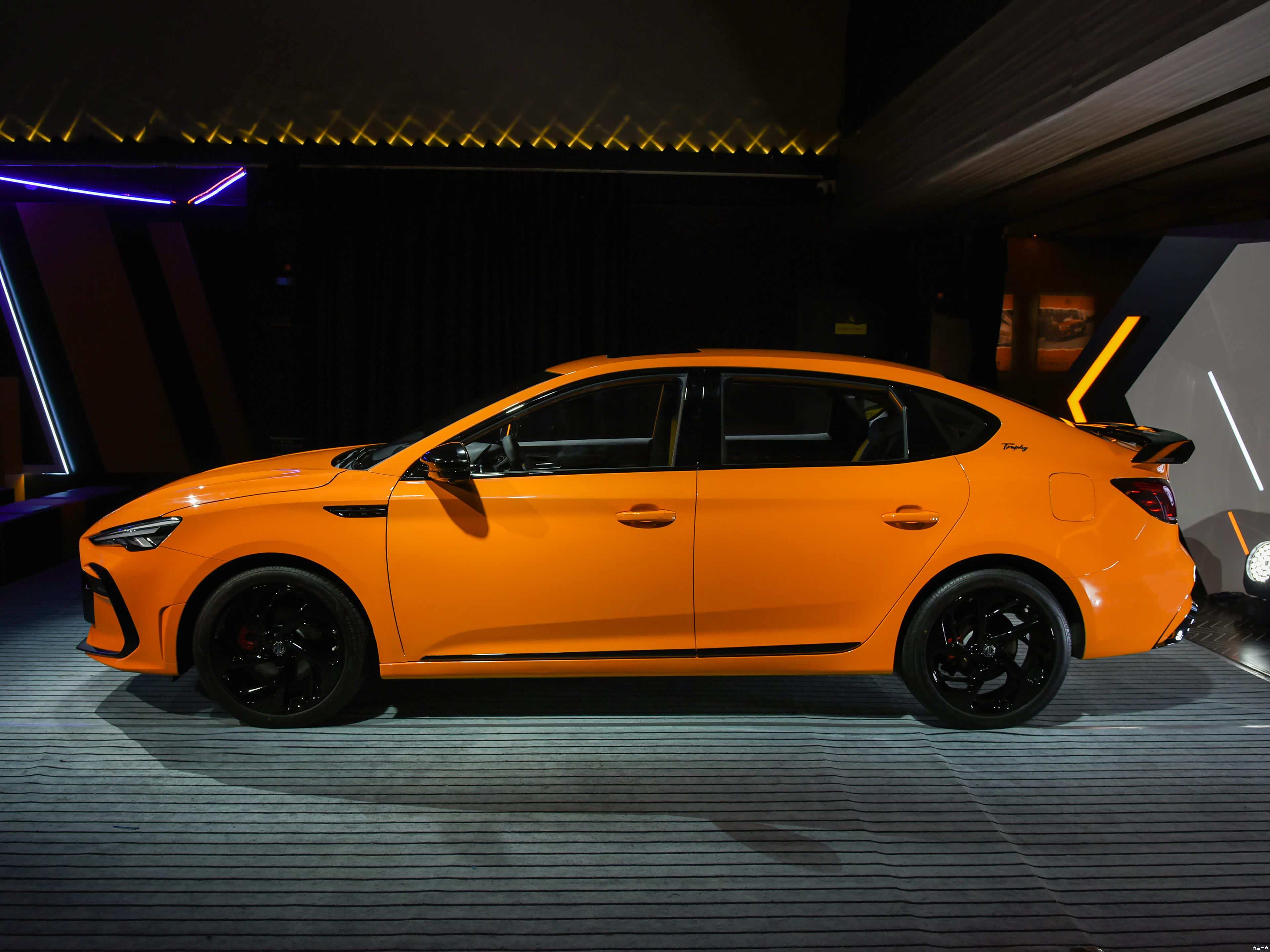 小编觉得mg6pro的尾翼比之老款的尾翼更加的大气,也更加好看.