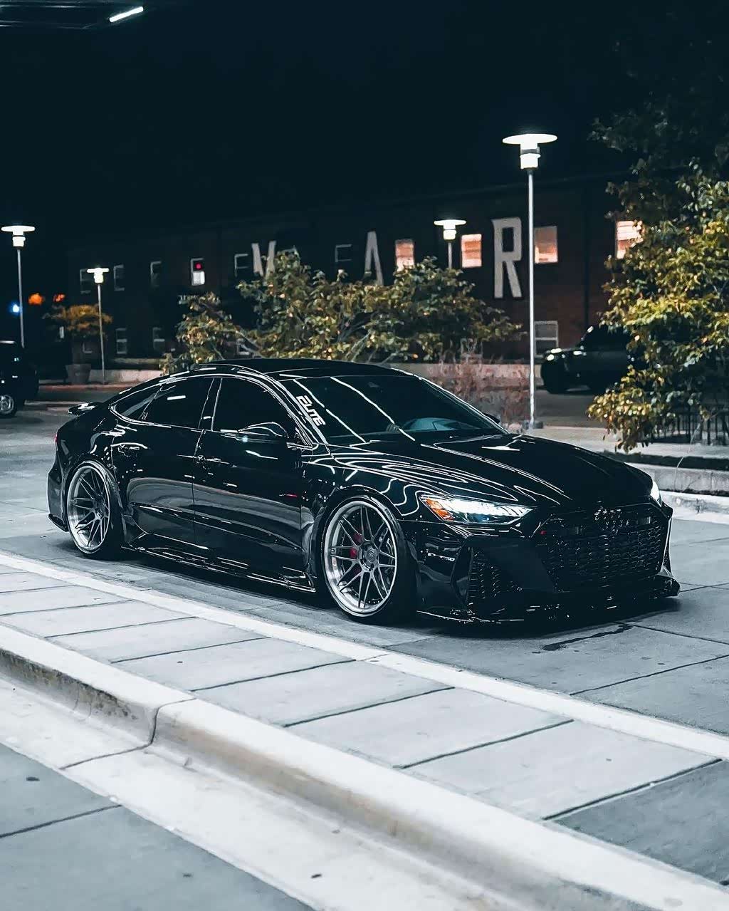 "贴地飞行利器",奥迪rs7 sportback实车,造型很激进!