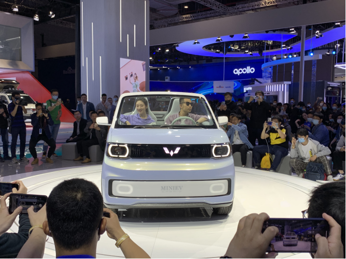 五菱宏光minievcabrio首发亮相可爱又兼顾拉风