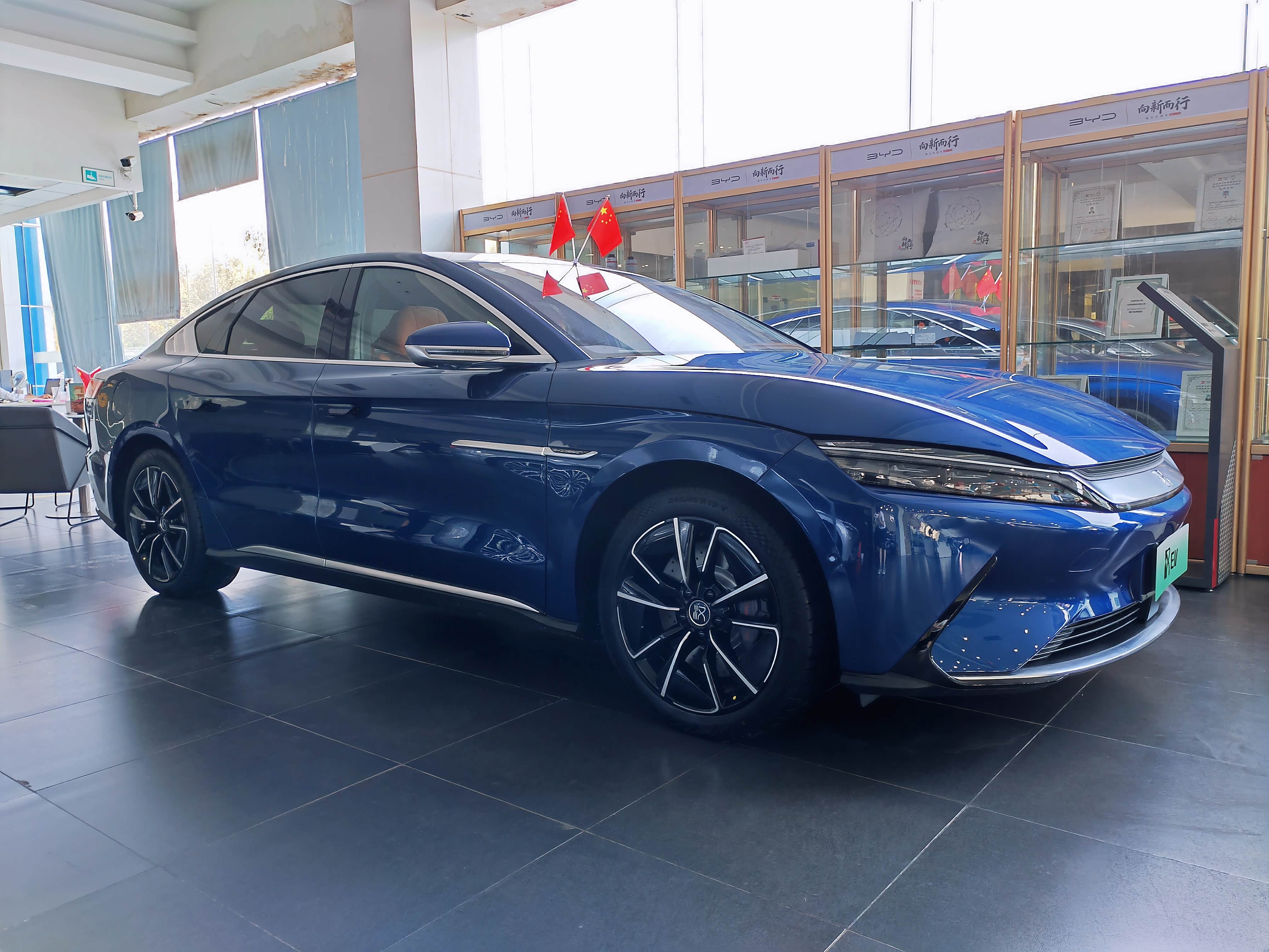 极光蓝,进店第一眼看见这台车,我竟然读到了一丝贵族的气息.