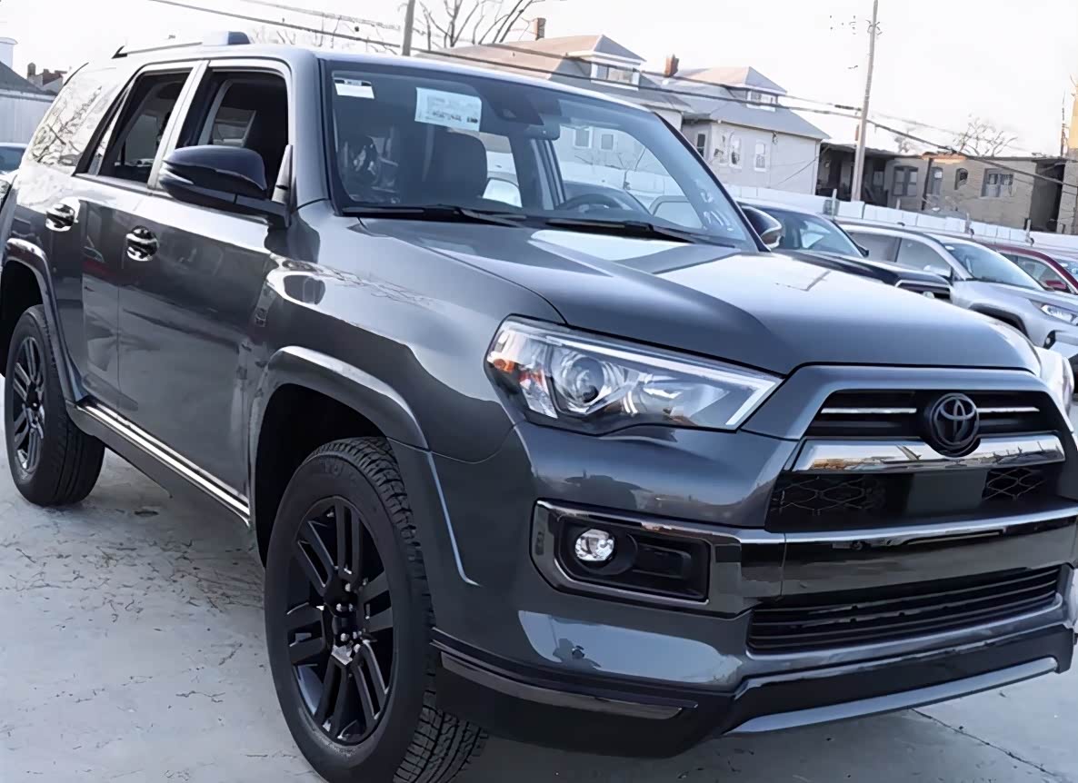 配4.0l v6自然吸气发动机,硬派越野风格,丰田4runner海外实拍