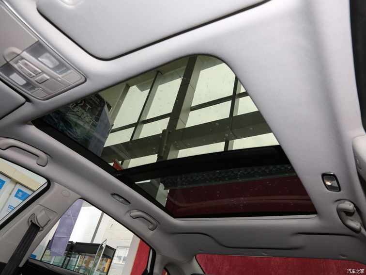 顶配车型还带有专属的全景天窗,提供更好的车内视野.