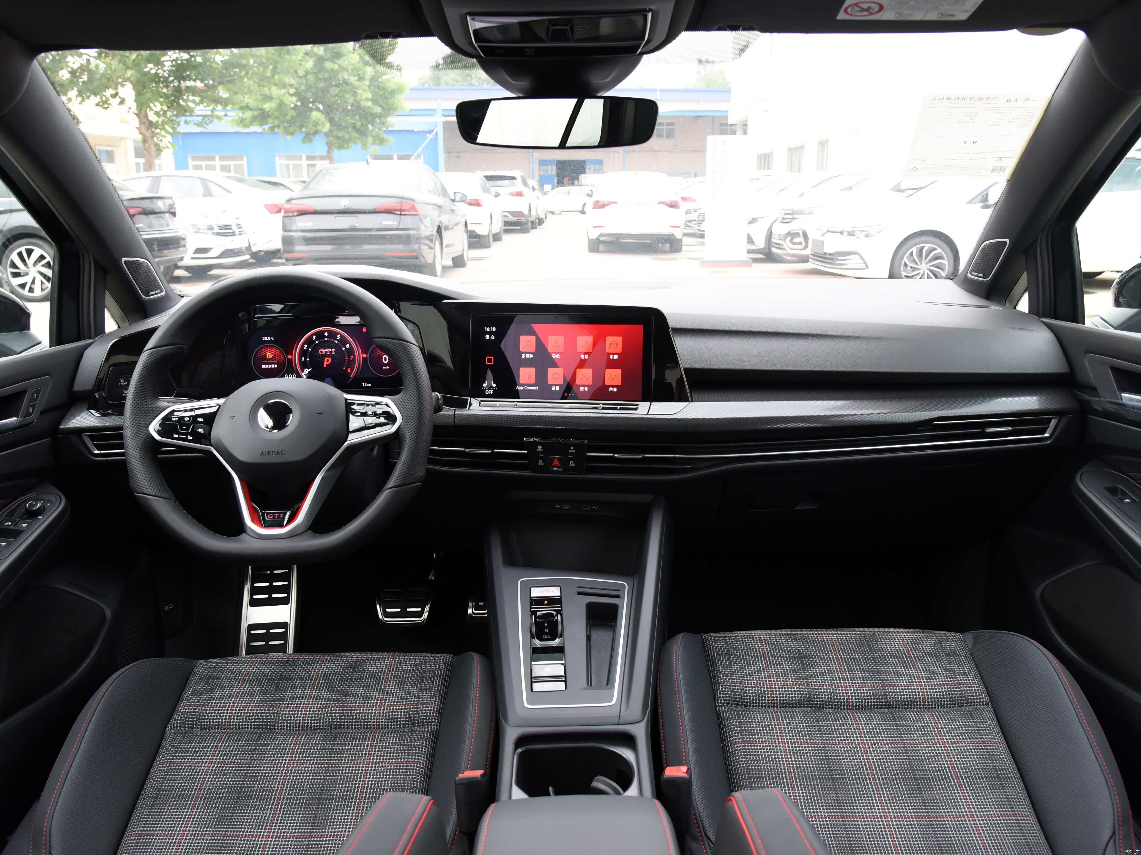 内饰造型与高尔夫基本一致,但红色装饰与徽标,是gti的独有,继续存在.