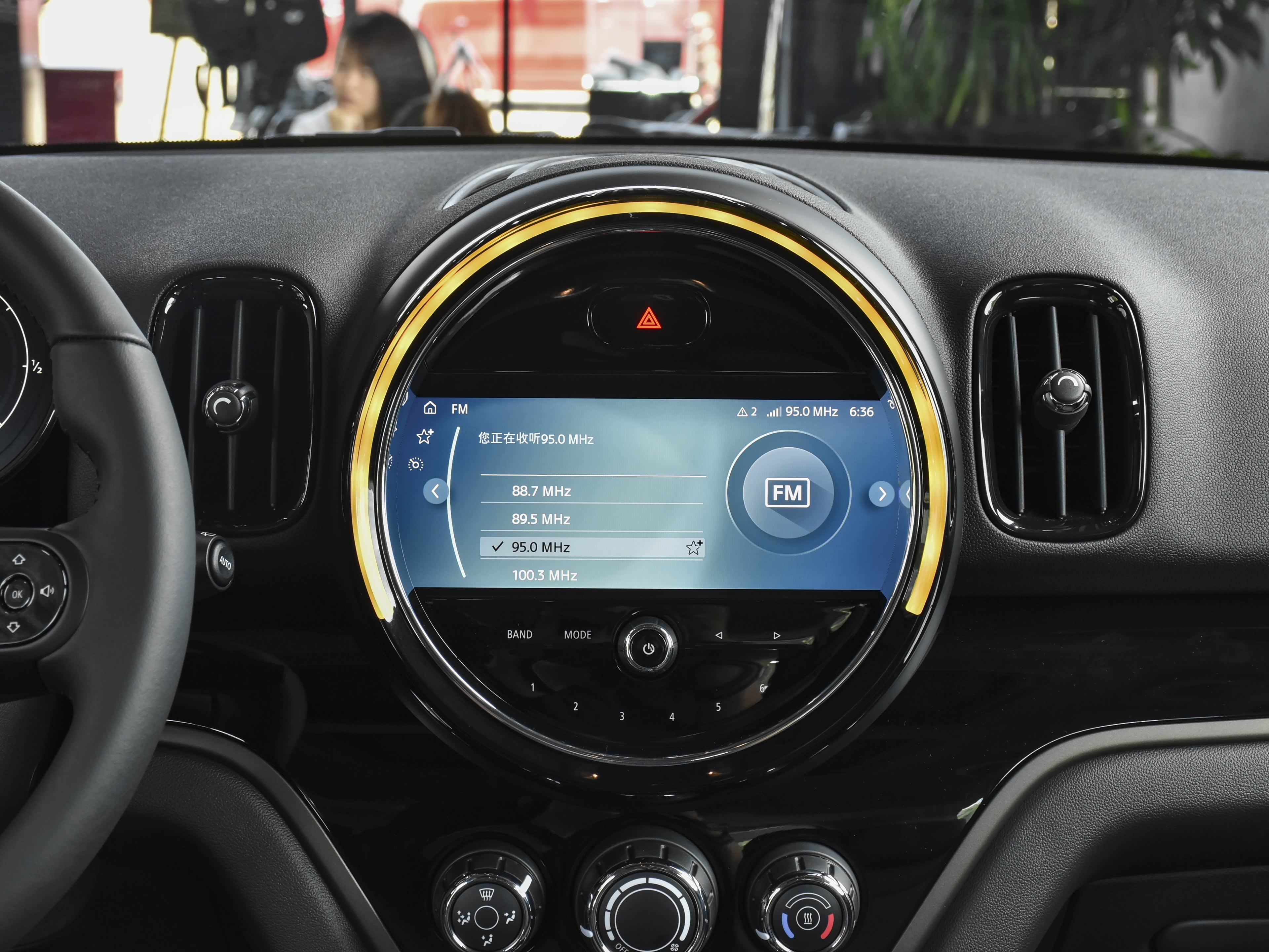 内置carplay,carlife,电动折叠/加热外侧后视镜,全液晶仪表盘,全景