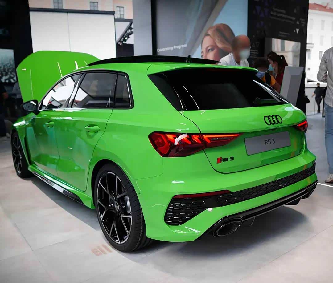轿车版的"性能小钢炮",全新奥迪rs 3两厢版实车,绿色涂装吸睛