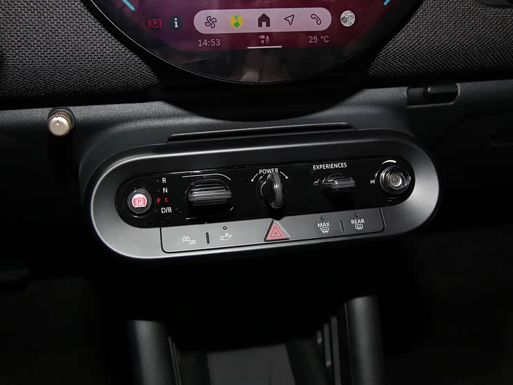 内饰简约 配圆形中控屏