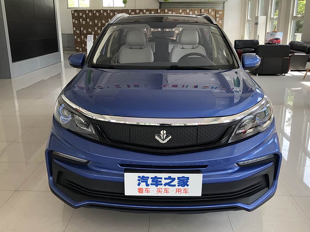 日前,我们在经销商处拍摄到了枫叶汽车旗下首款纯电动小型suv