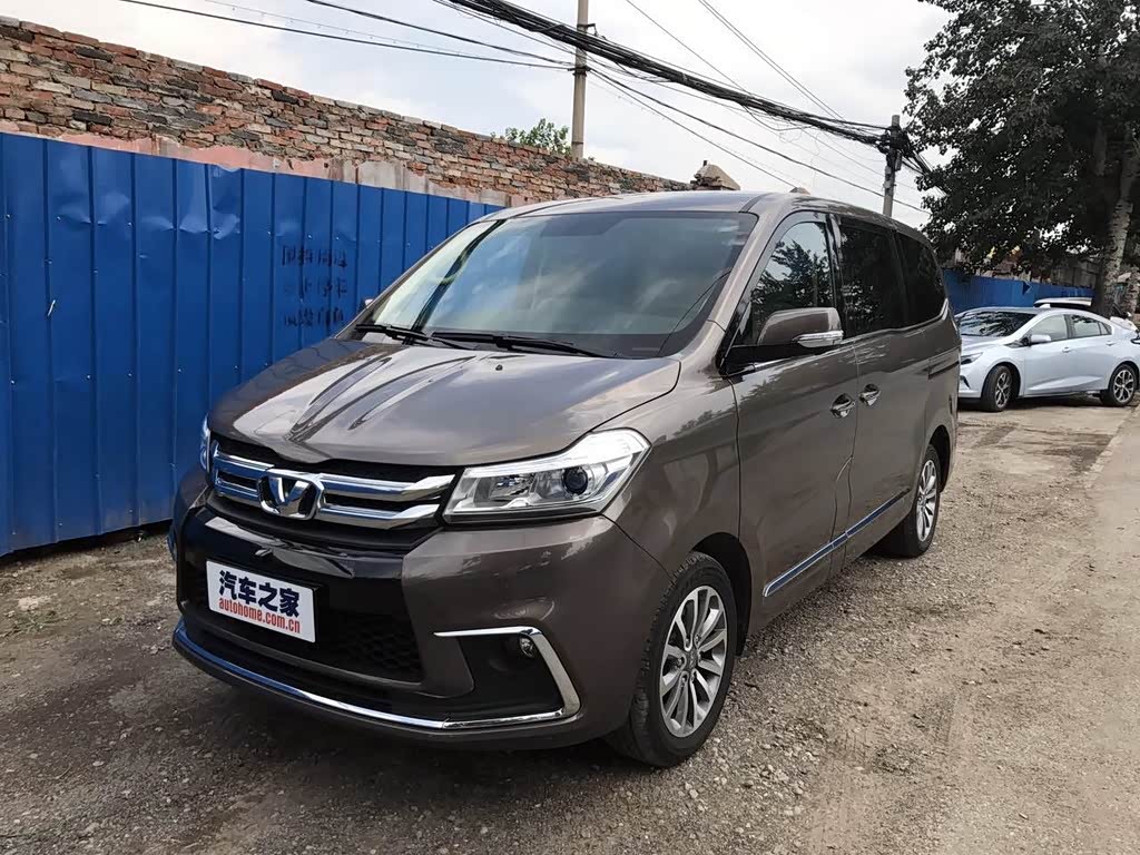 日前,我们在经销商处拍摄到一组华晨新款华颂7的到店实车图片