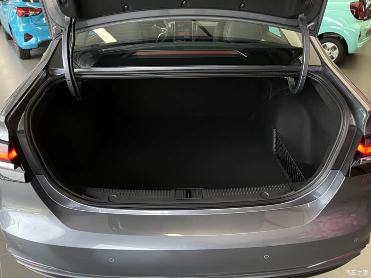 新能源的更多选择 荣威i6 max ev到店