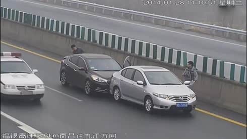 能别犯傻吗？高速停车处理事故被撞飞