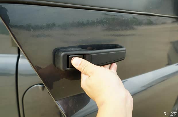 红色箭头:两片组合式车门玻璃,采用推(向前)拉(向后)开启方式