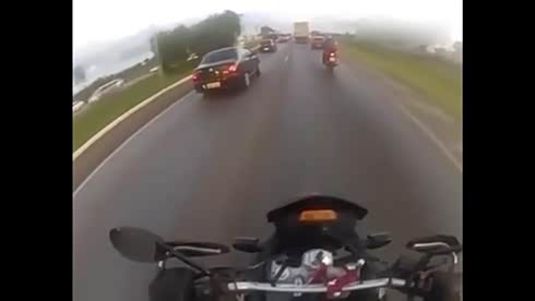 现实版死神来了 轮胎飞出砸死摩托骑士