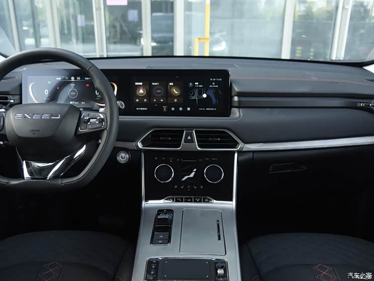 3英寸中控液晶屏,并且匹配了gps导航系统,道路救援呼叫,语音识别控制