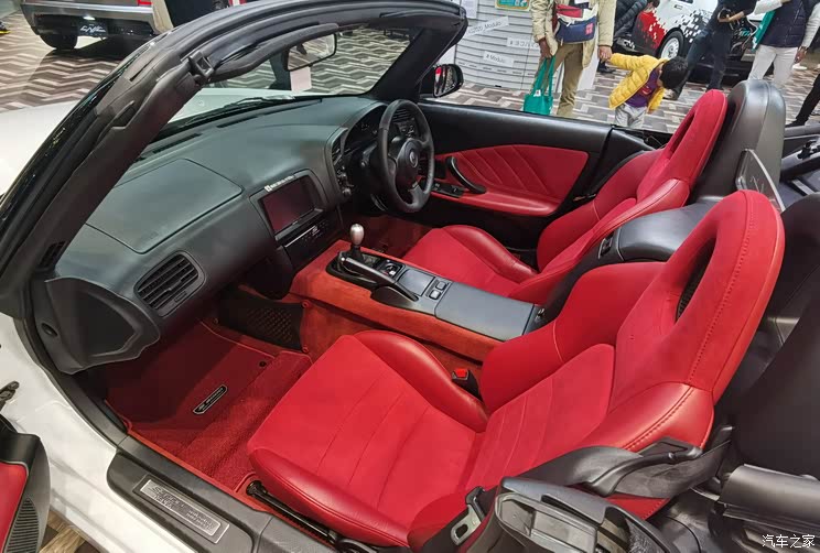 真皮三辐式方向盘,黑红双色内饰均是前期款s2000(ap1)的原厂装备,内部