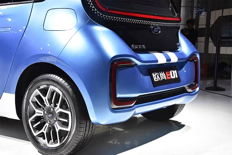 采用全包围式尾灯 图说长安欧尚e01