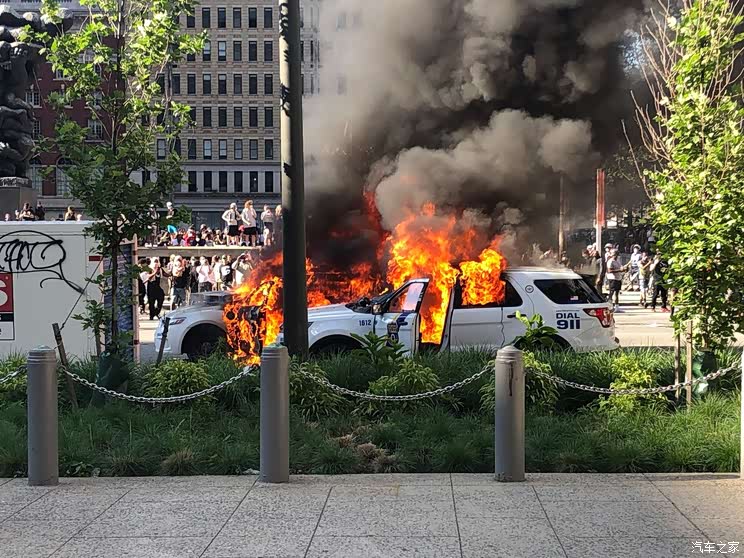 威风战车沦为出气筒 骚乱中的美国警车