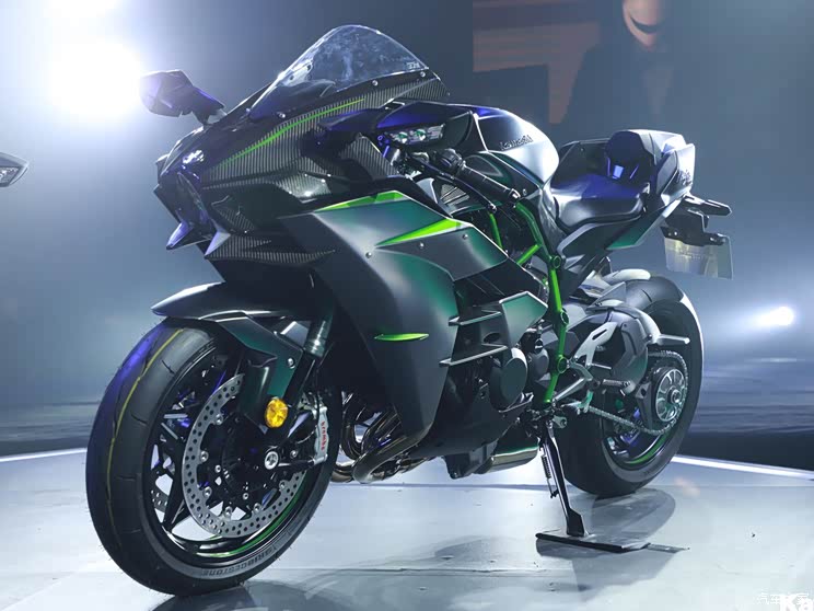 来自川崎重工的两款超级运动摩托车