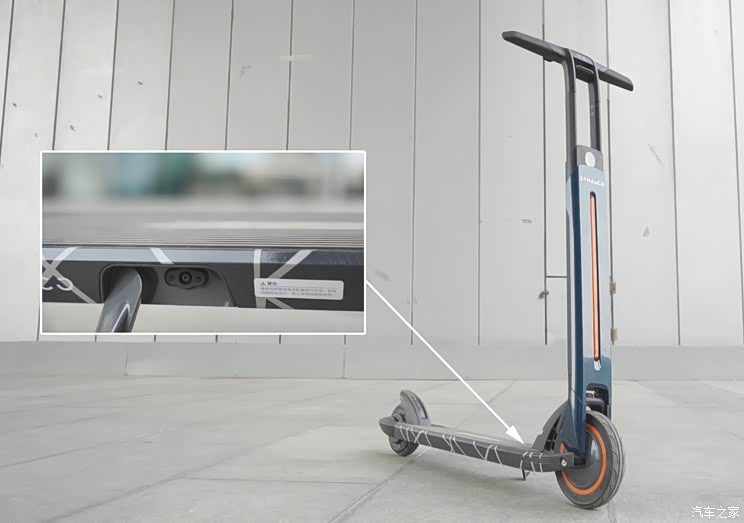 和领克06一样,领克04电动滑板车也采用了"贯穿式尾灯",其环抱式造型颇