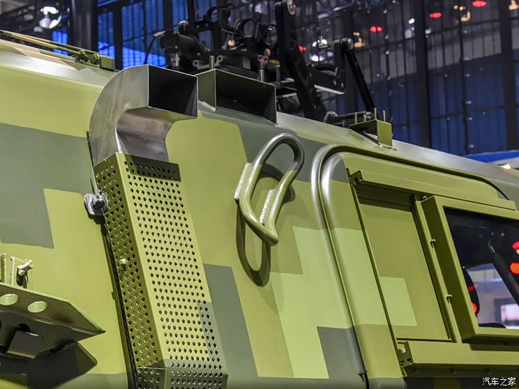 英姿飒爽实拍东风猛士6人型防护突击车