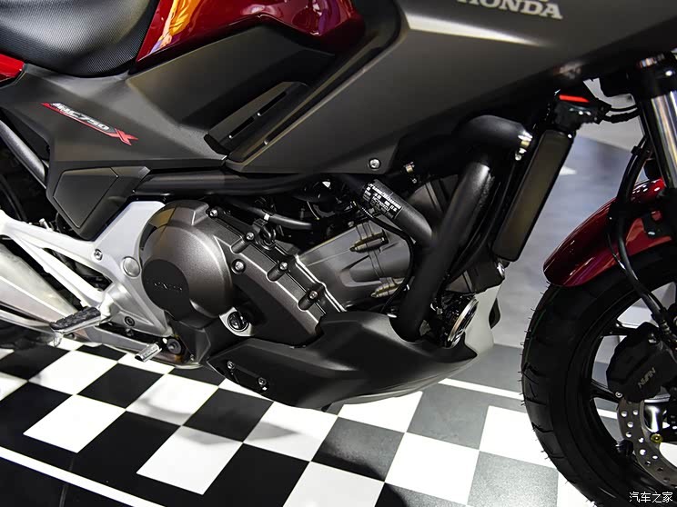 nc750x搭载了本田引以为傲的dct变速箱,是一台多功能旅行车.