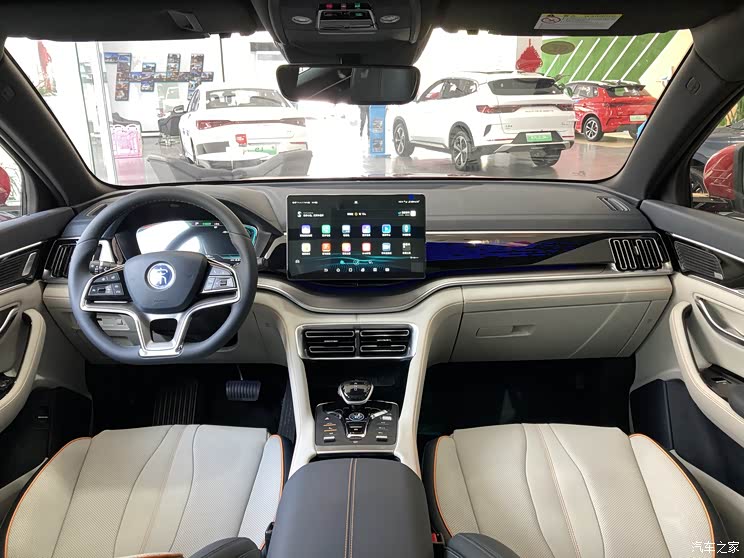 内饰的整体布局与在售的宋plus保持完全一致,提供全液晶仪表和中控大