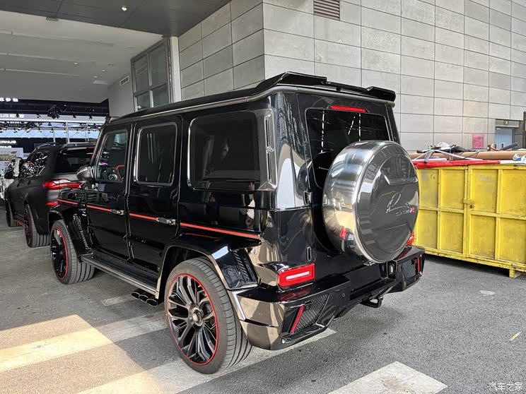 外观部分,lumma clr g770 r拥有造型夸张的改装套件,愈发彰显奔驰g级