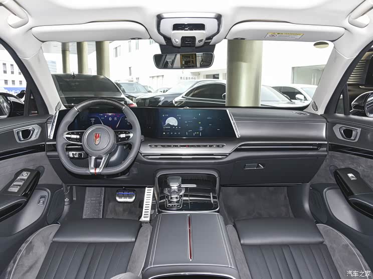 同时数字仪表盘的尺寸也同样不小,与中控屏尺寸接近.中控屏下方保留了