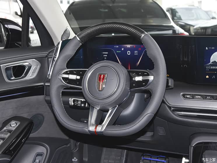 同时数字仪表盘的尺寸也同样不小,与中控屏尺寸接近.中控屏下方保留了