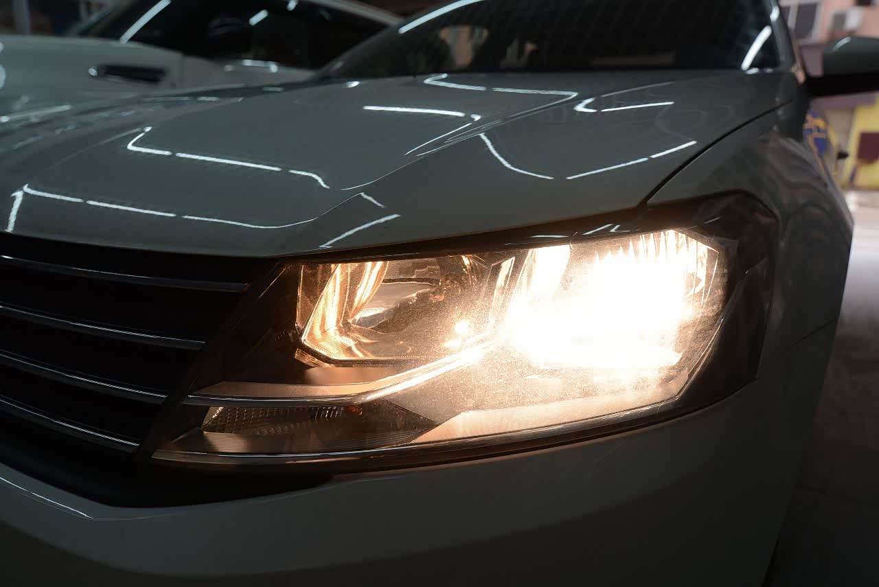 大众朗逸车灯改装透镜氙气灯作业