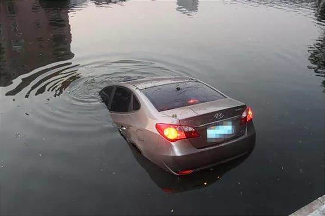 汽车坠河后很多人会溺水而亡,这是因为他们缺乏自救技巧!