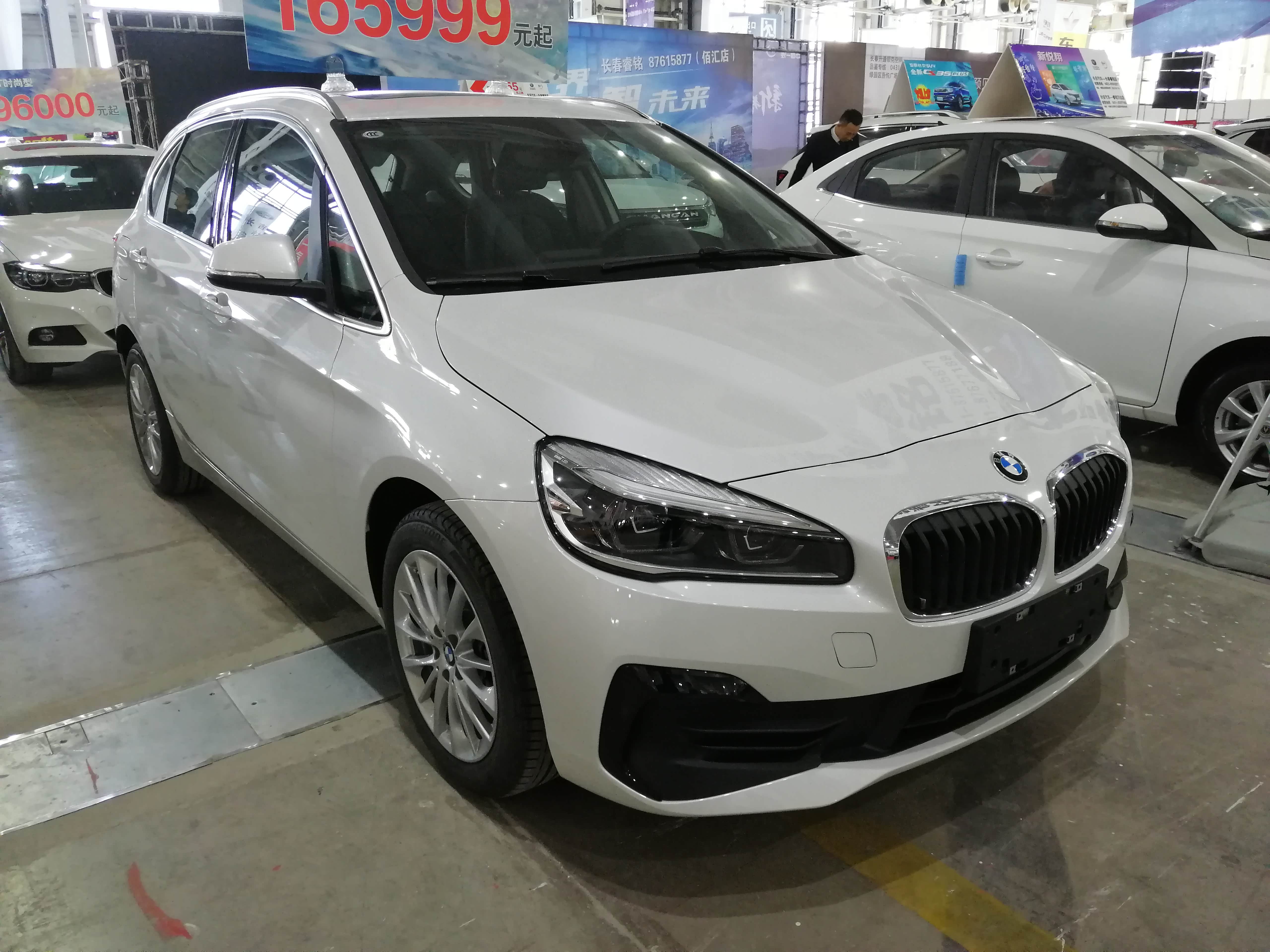 宝马二系,空间很大,但是还不显臃肿,不像面包车,这样很多诟病mpv像