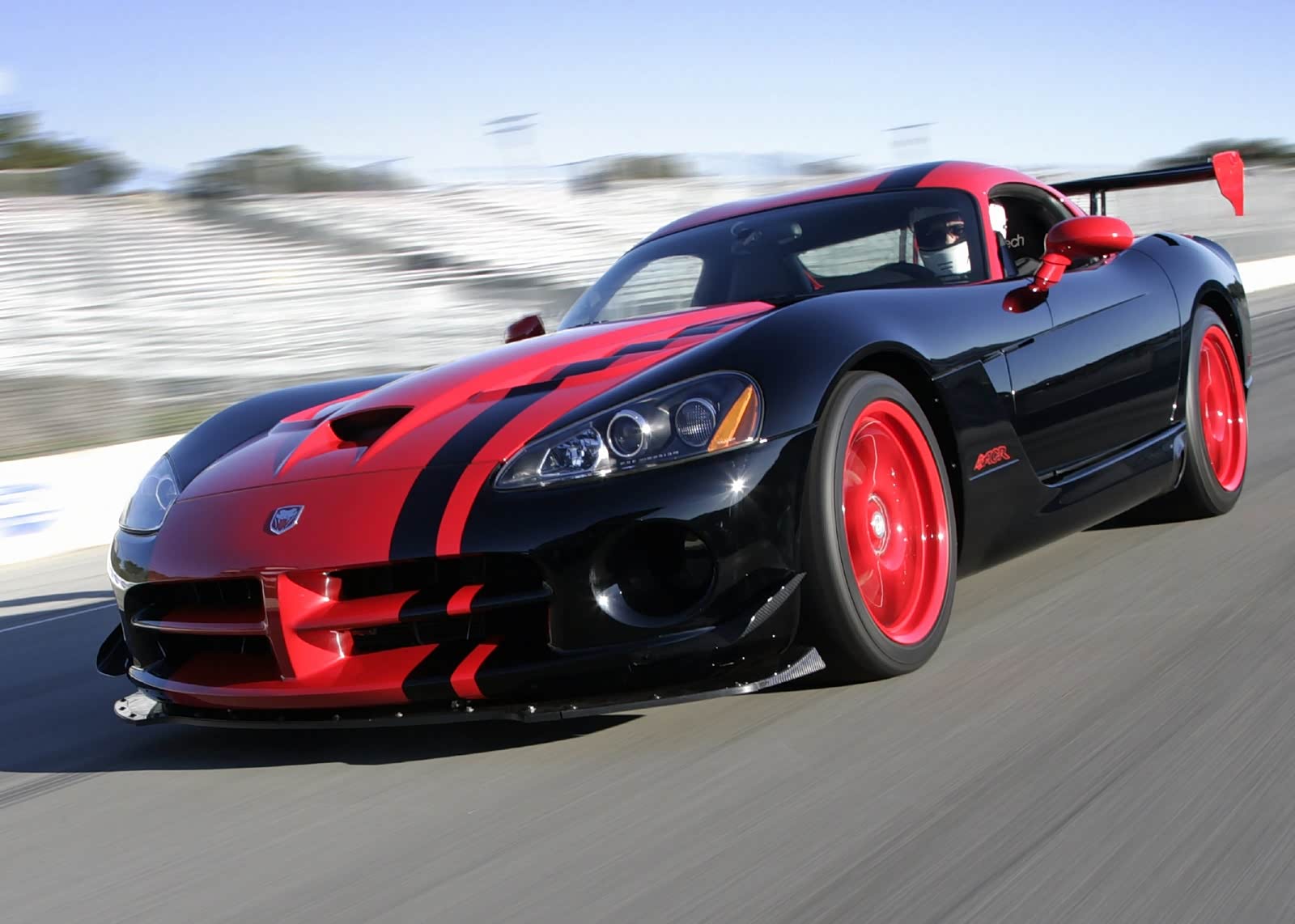 敢向野马gt叫板的性能怪兽 道奇蝰蛇