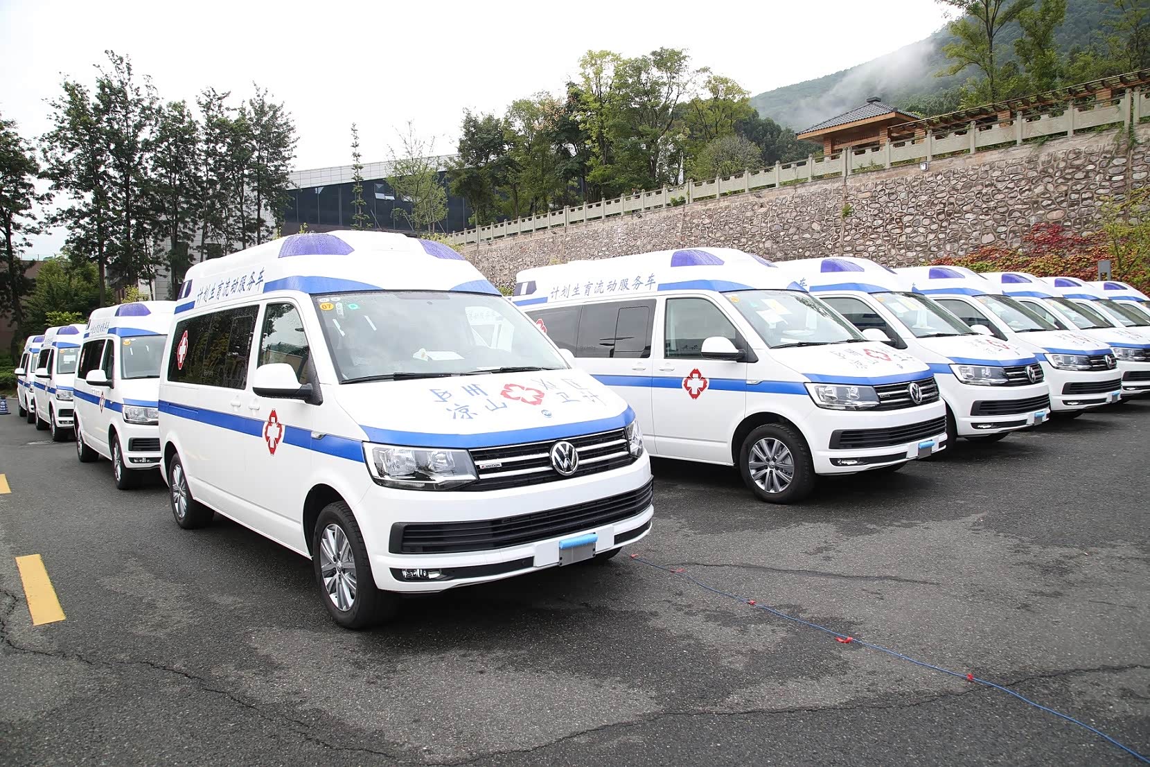 为生命接力 34台大众凯路威救护车交付凉山州