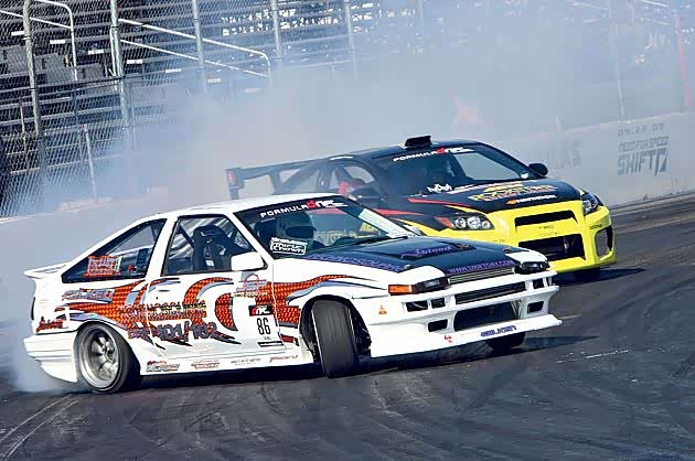 妈妈,那里有两台车在横着跑啊!