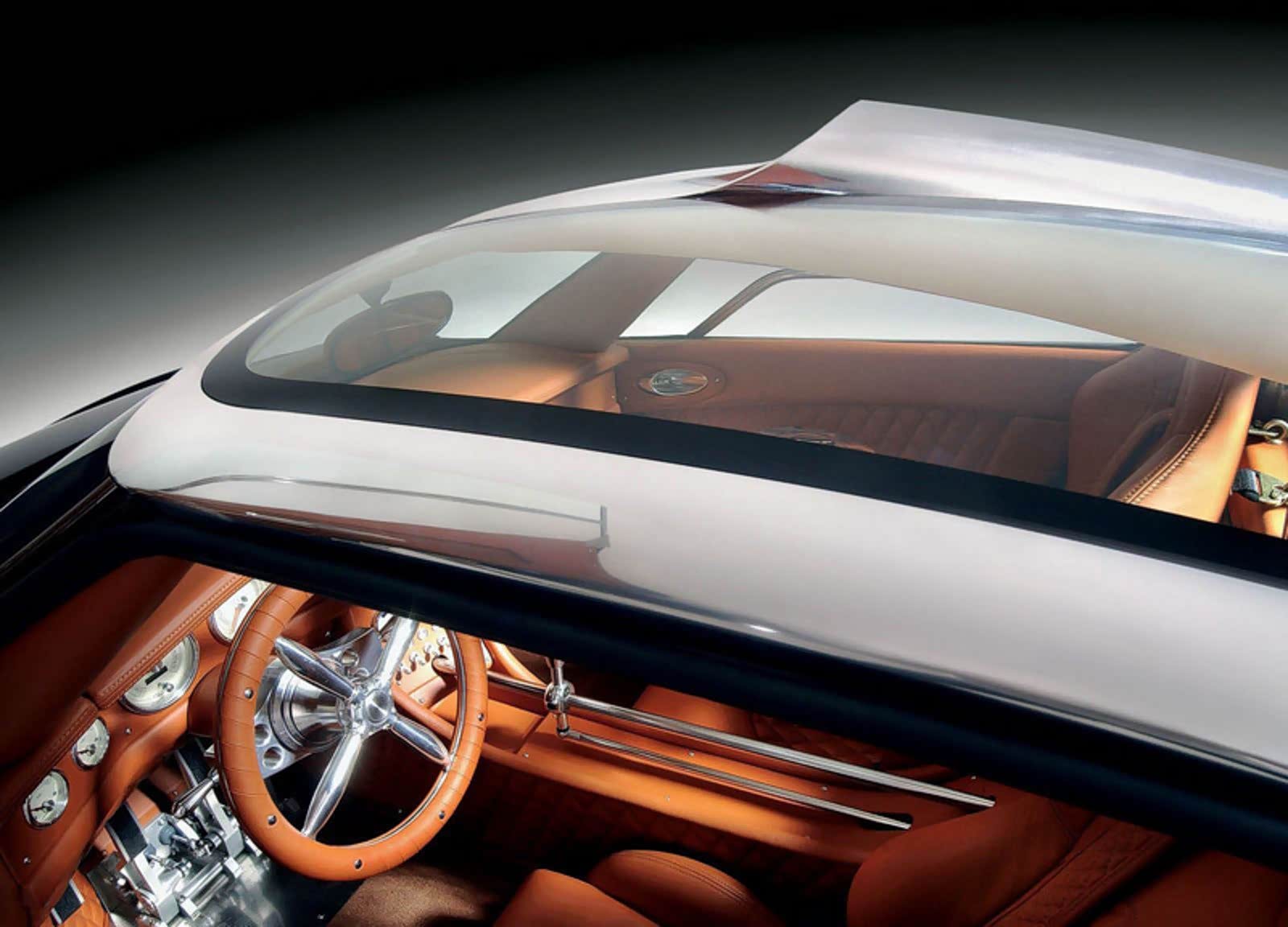 铆接的前挡板,如海洋生物般咧开的大嘴,象征70年代勒芒式的车尾——各