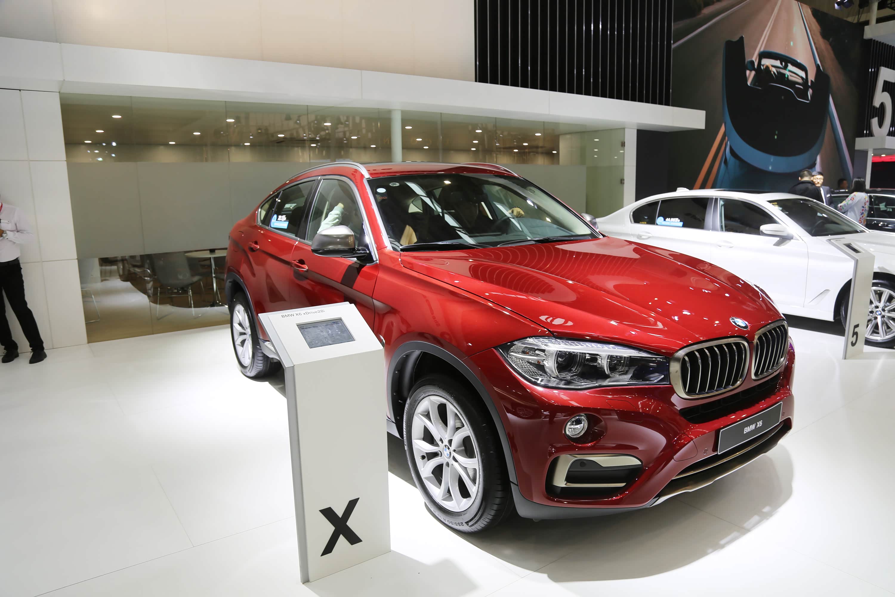 红色宝马 bmw x6,百万级别豪华座驾,车展实拍!