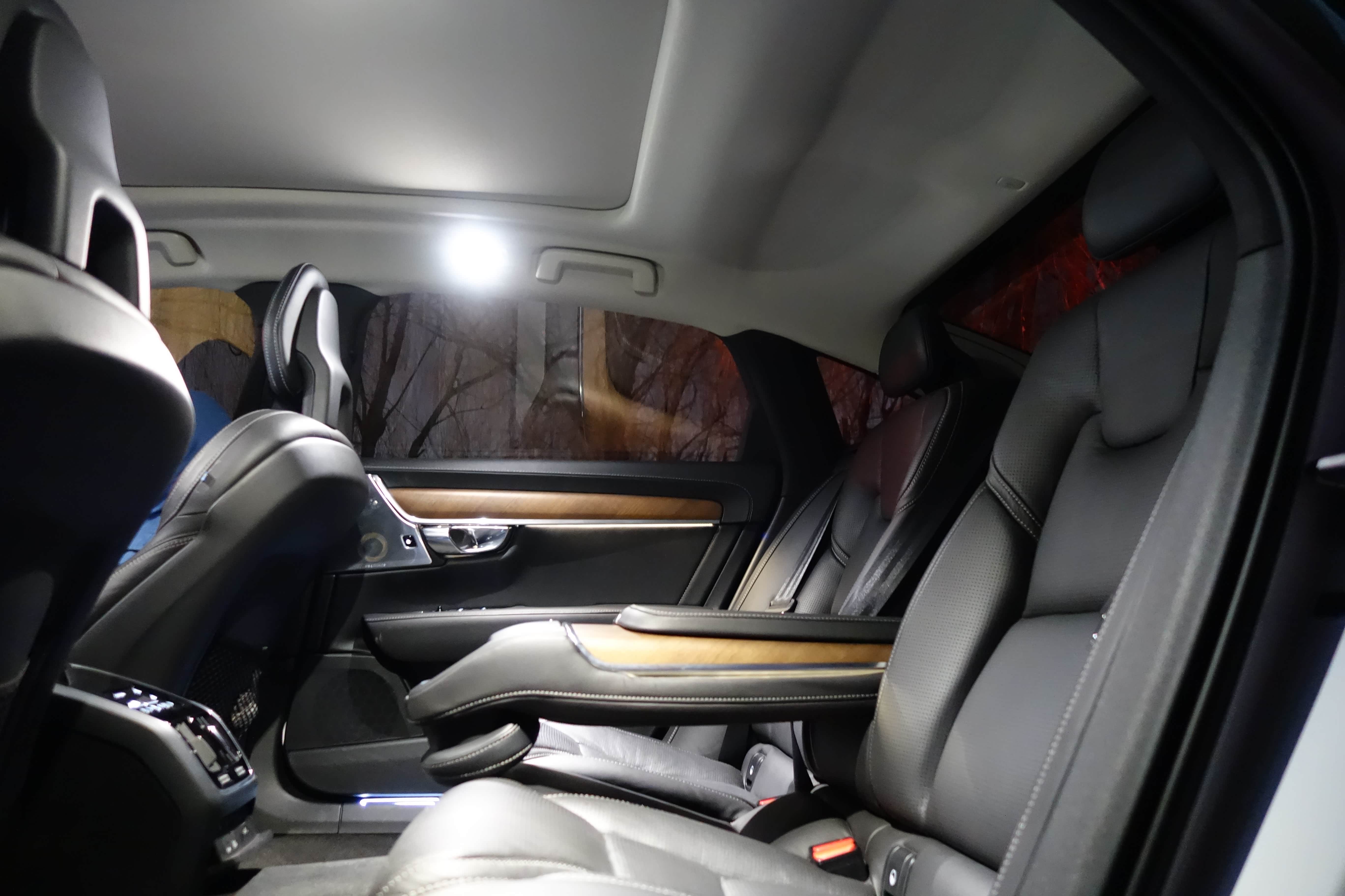 夜色中,沃尔沃s90的后排空间